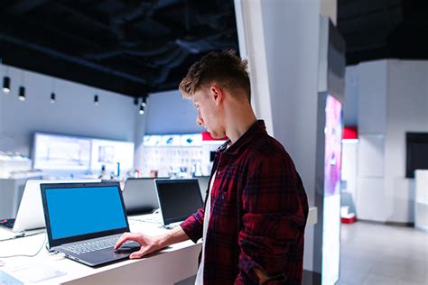 Hi. I want to buy a new laptop but it's difficult to choose. Can you .